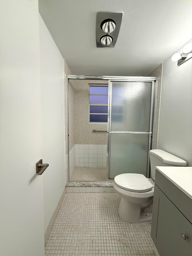 Building Photo - 68 Sussex E