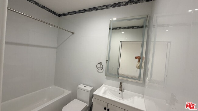 Building Photo - 7345 Tyrone Ave