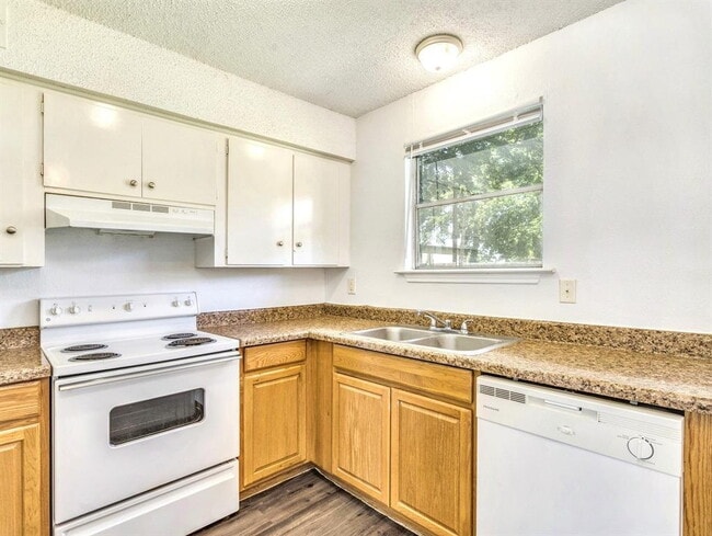 Building Photo - "Charming 2-Bed Retreat in San Marcos – Cozy 790 Sq Ft Living Space!"