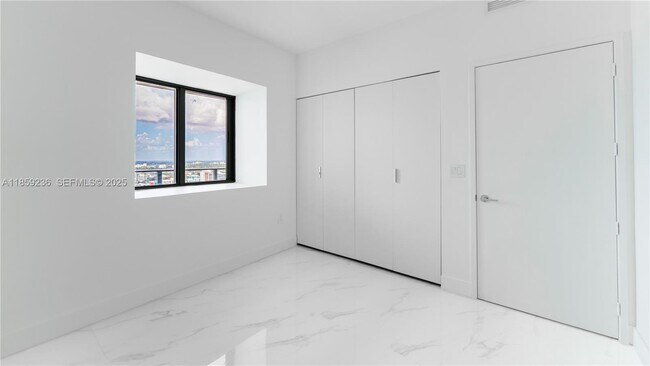 Building Photo - 700 NE 24th St