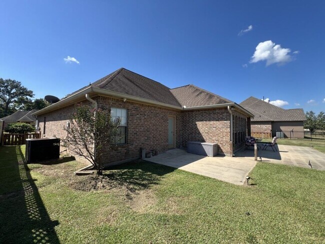 Building Photo - Beautifully Furnished 4-Bedroom Home in Zachary's Audubon Lakes!