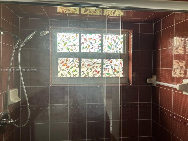 Building Photo - 948 E 47th St