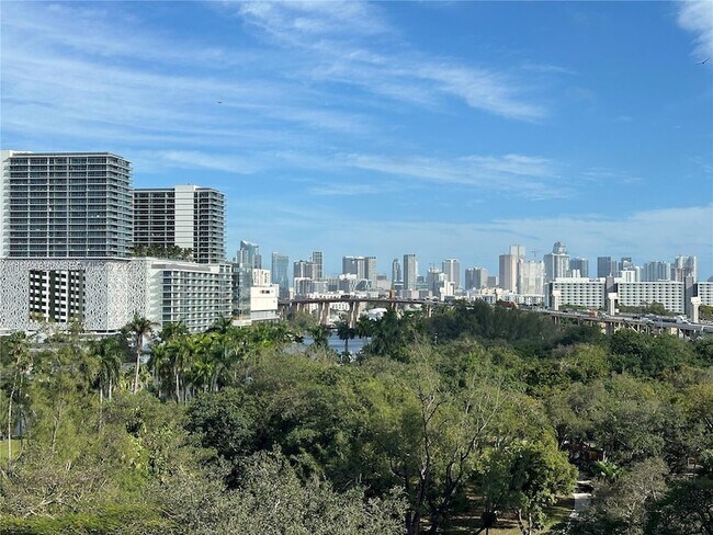 Building Photo - 1861 NW S River Dr