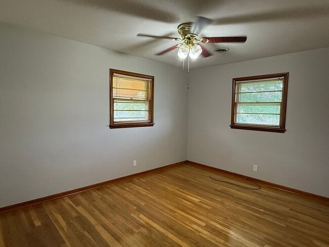 Building Photo - Beautiful 3 bedroom- North Johnson City & Town Acres school district!