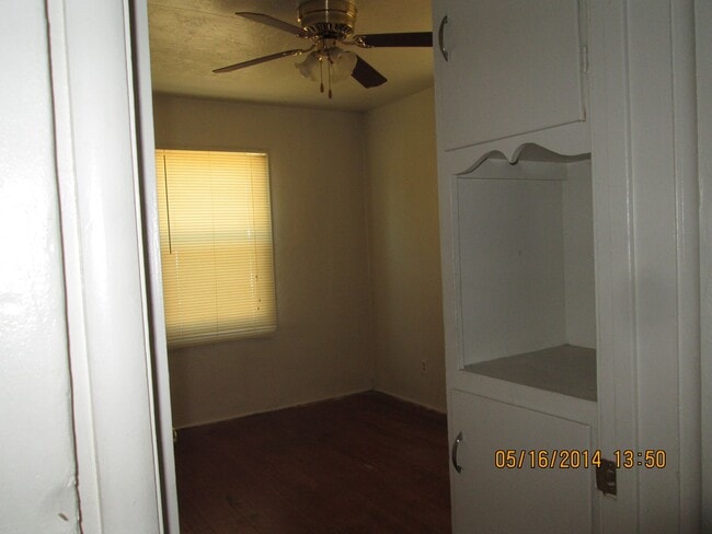 Building Photo - Escalon cute 2 bedroom duplex w/garage