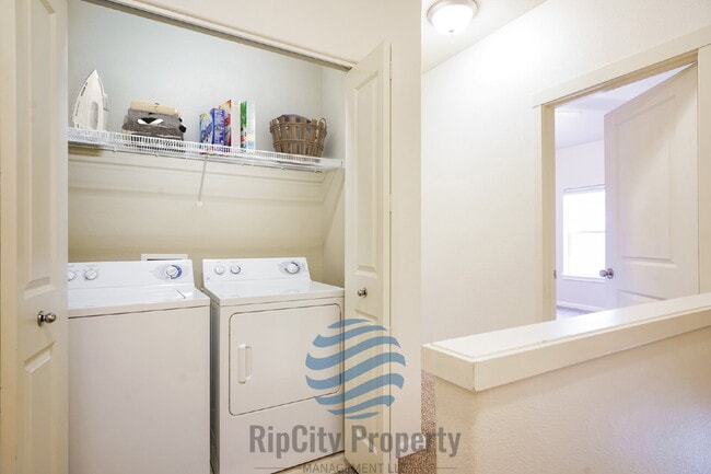 Building Photo - 1090 SW 170th Ave