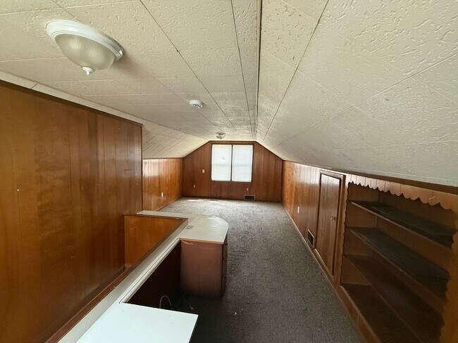 Building Photo - 3 Bedroom, 1 Bath Bungalow Style Home Move-In Ready!