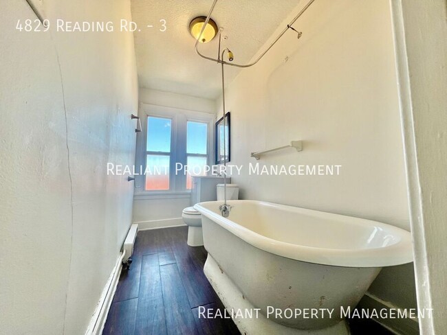 Building Photo - Charming 2-Bedroom Apartment with Vintage ...