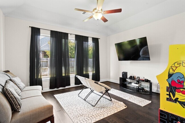 Building Photo - 2210 Bristlegrass Dr