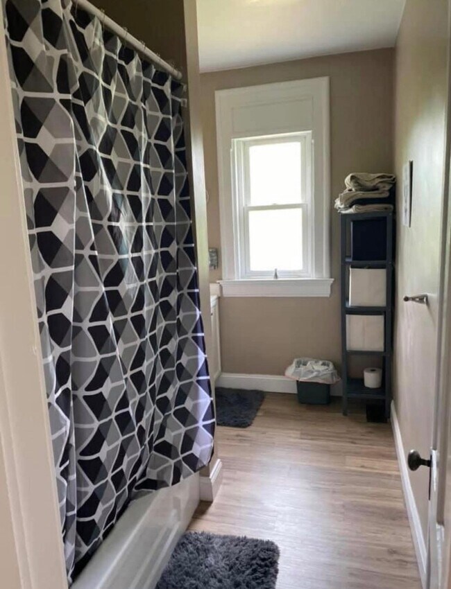 Building Photo - Spacious 5-Bed Home Near UC with In-Unit Laundry