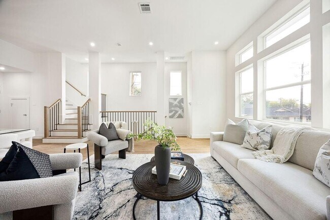 Building Photo - 2121b Hoskins Dr