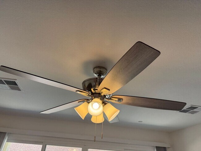 Building Photo - BEAUTIFUL PET FRIENDLY 3 BEDROOM 3 BATH TR...