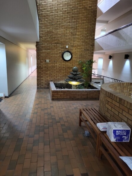 Entry hall - 950 E Rue de la Banque