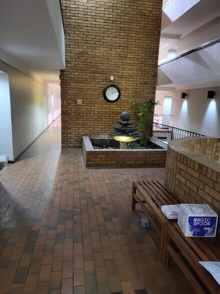 Entry hall - 950 E Rue de la Banque St