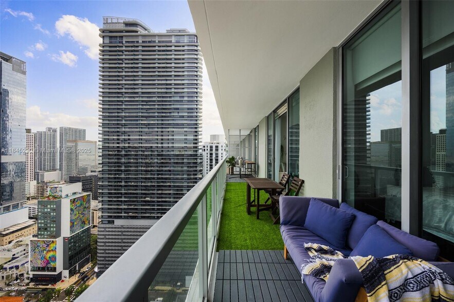 Building Photo - 1111 SW 1st Ave