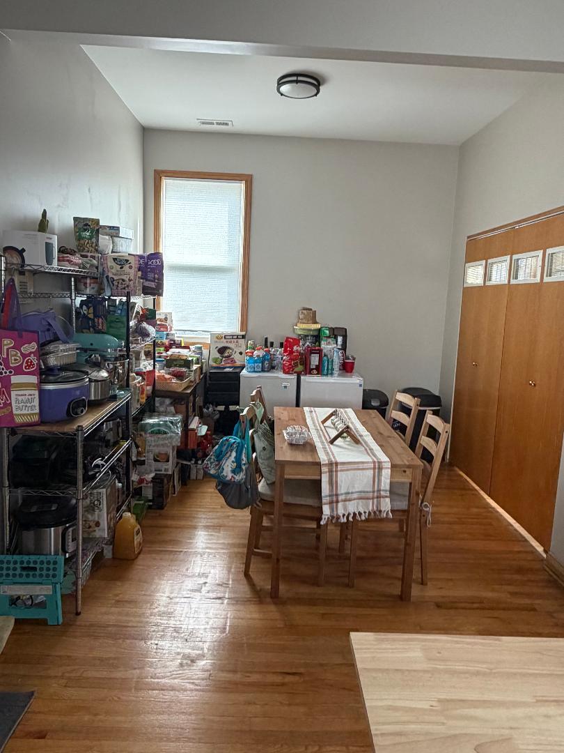 Building Photo - 2131 W Wellington Ave