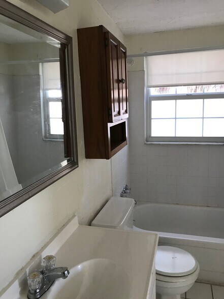 Building Photo - 1825 Shadow Ln