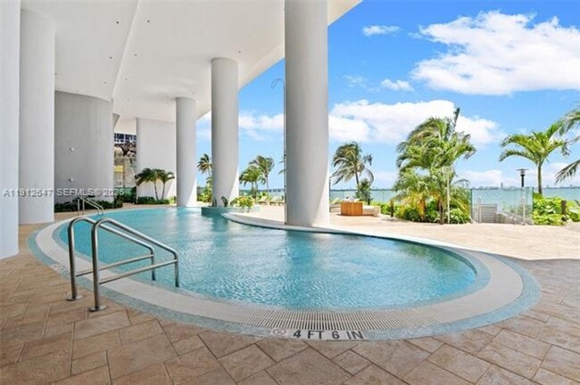 Building Photo - 700 NE 24th St