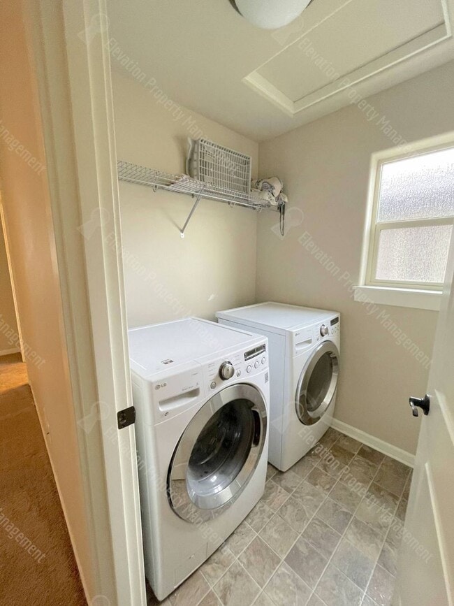 Building Photo - Modern home with fenced private yard in a great neighborhood!