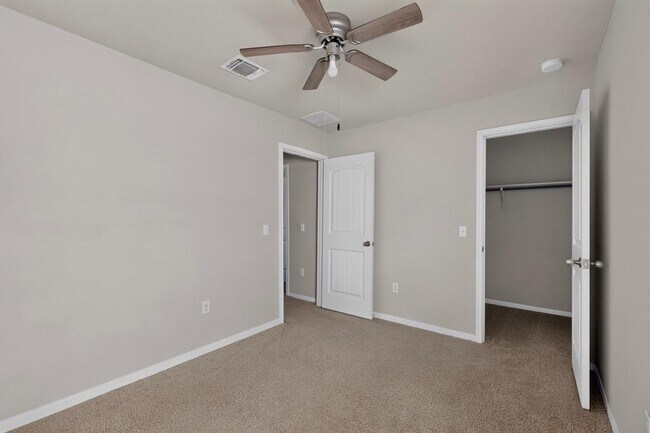 Building Photo - 402 Pentire Way