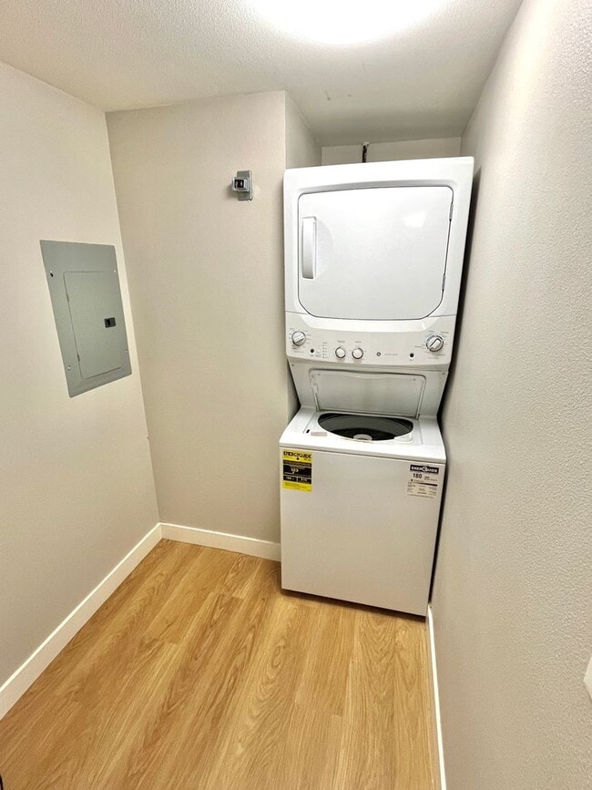 Building Photo - HOLLJ01