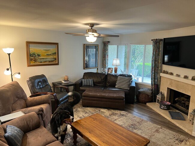 Building Photo - Gorgeous Single Story Home