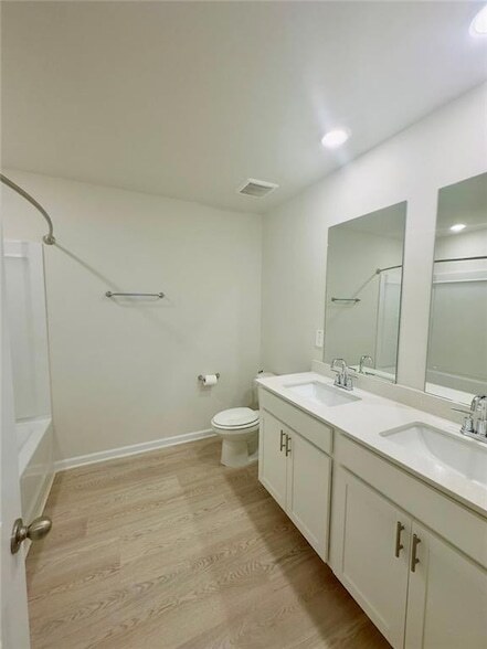 Building Photo - 327 Vly Oak Dr