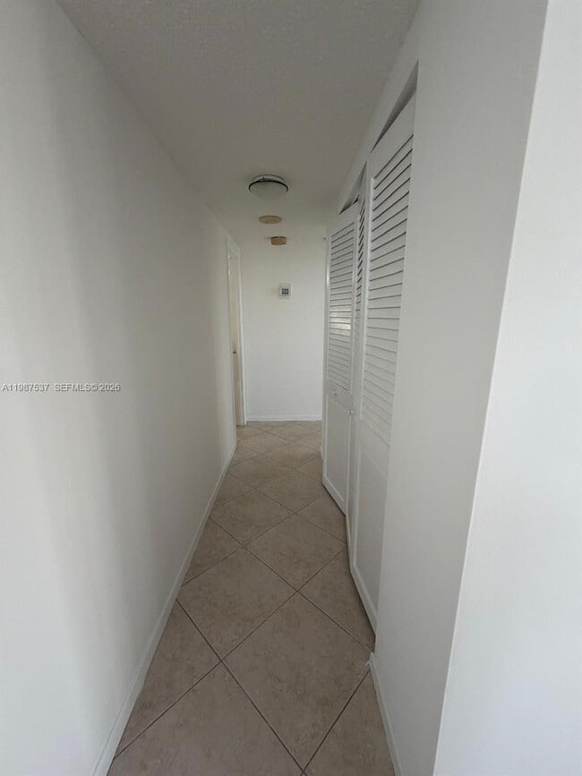 Building Photo - 300 Bayview Dr