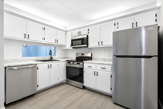Building Photo - 6495 Chasewood Dr