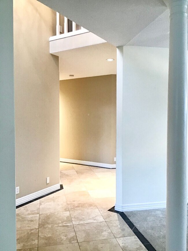 Building Photo - For Rent - Exceptional Murrayhill Location...