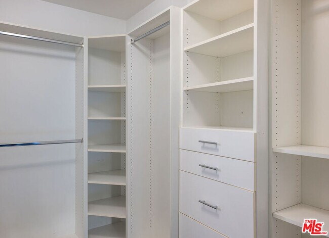 Building Photo - 8787 Shoreham Dr