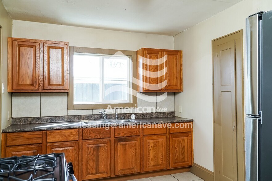 Building Photo - 4037#4101 Lower West Fairmount Avenue, 53209; #730423 - 730423