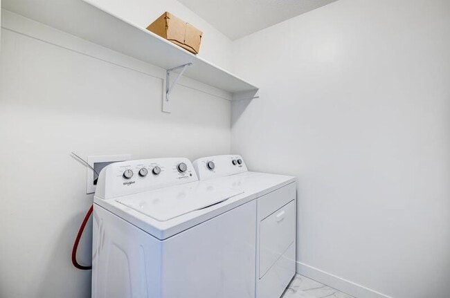 Building Photo - 803 N Hilltop Dr