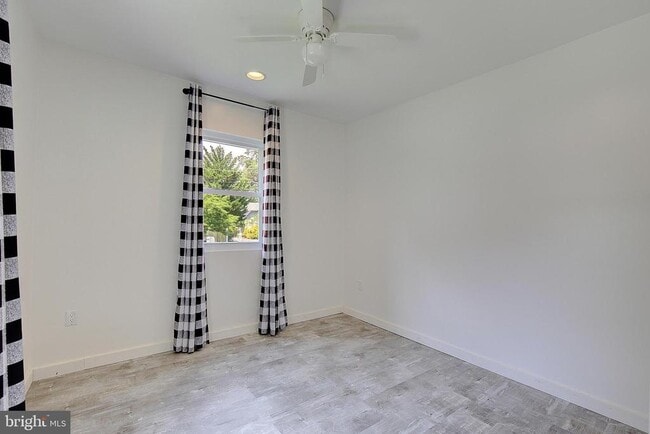 Building Photo - 5645 Battee Dr