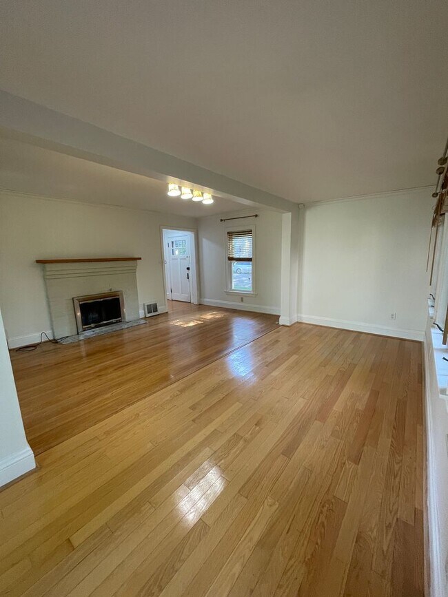 Building Photo - 1404 E Park Pl