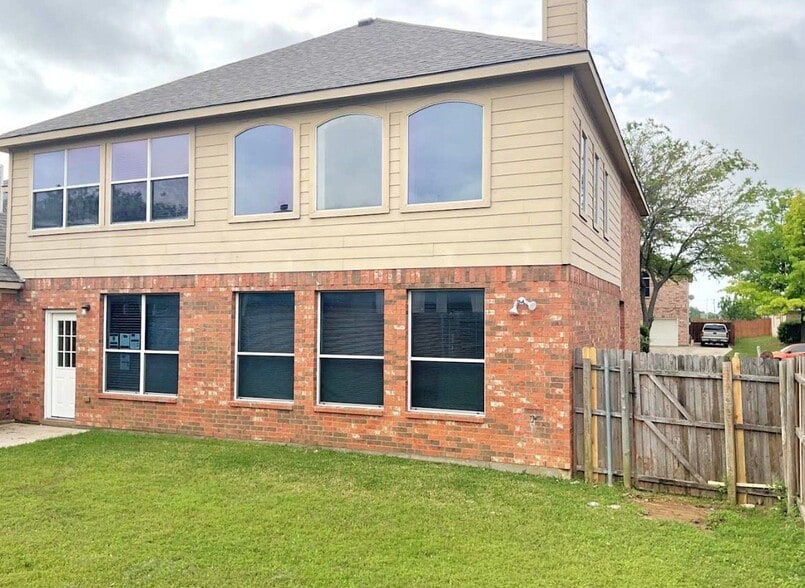 Building Photo - 2360 Merlin Dr