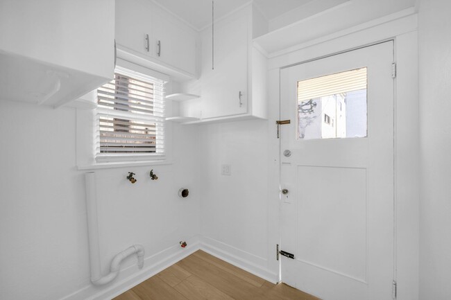 Building Photo - Beautiful bright 2 bedroom in Belmont Shore!