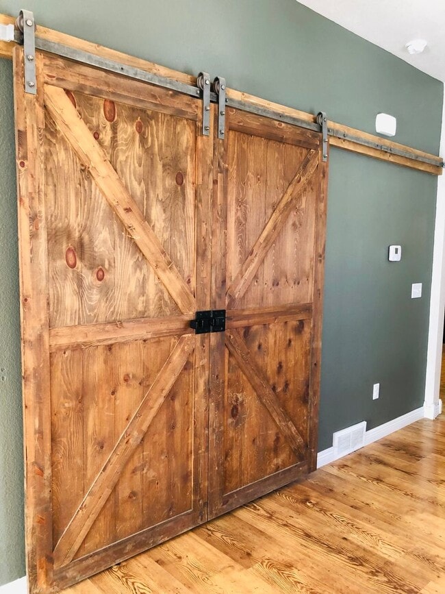 Building Photo - House- NW