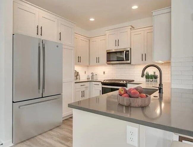 Building Photo - 4082 SE Century Blvd