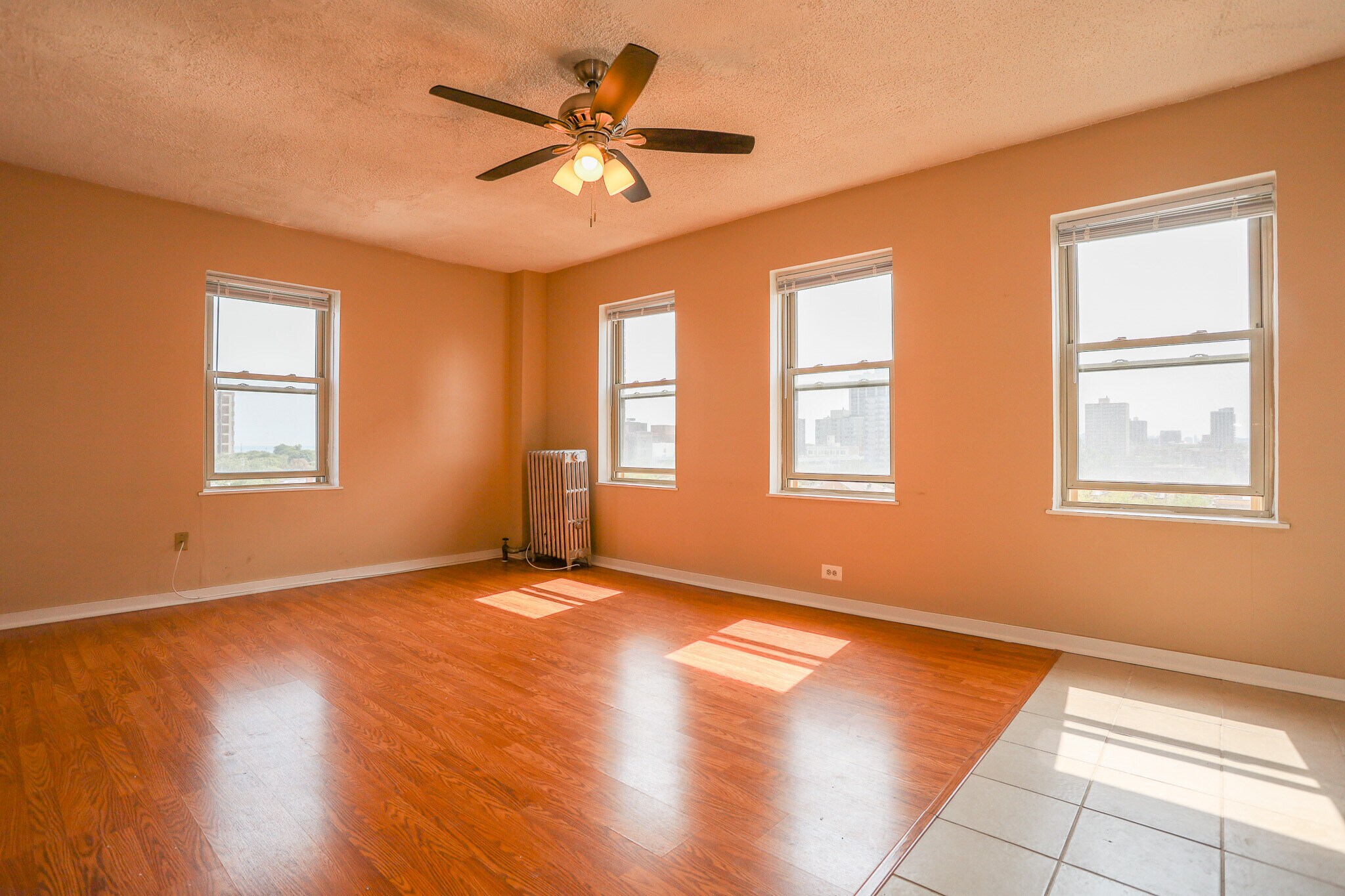 Building Photo - 911 W Lawrence Ave