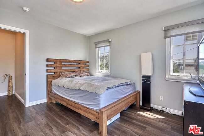 Building Photo - 1076 West Blvd