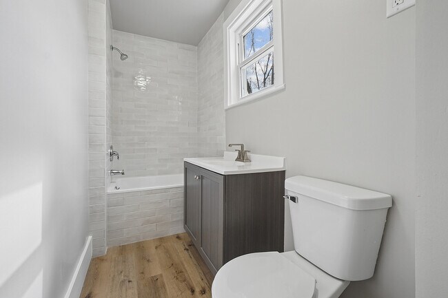 Building Photo - 906 State St