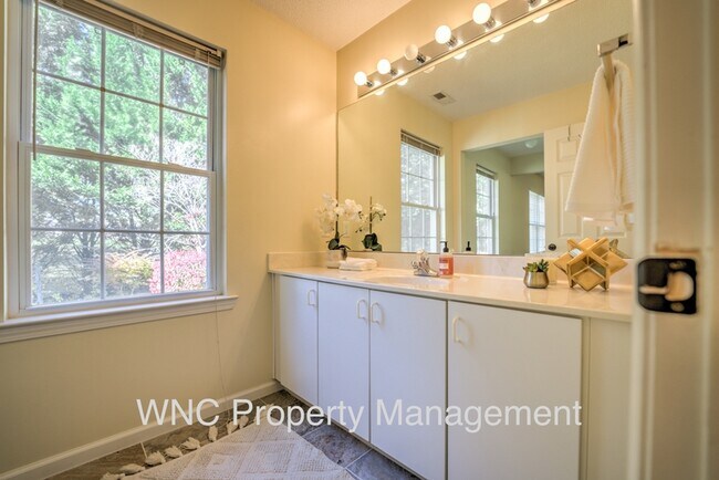 Building Photo - 302 Creeks End Cir