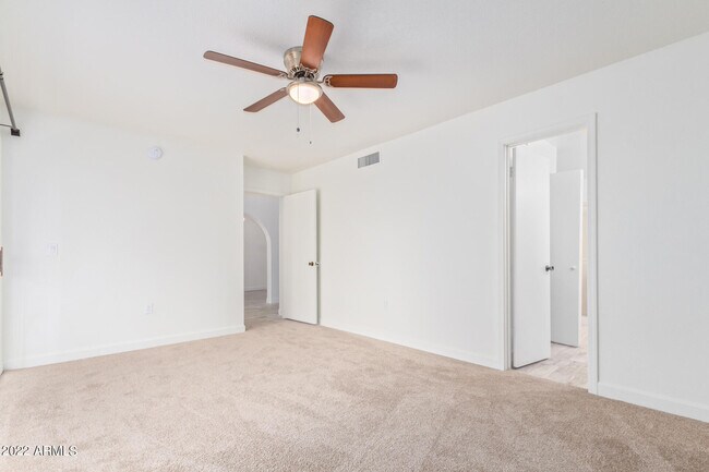 Building Photo - 509 E Rimrock Dr