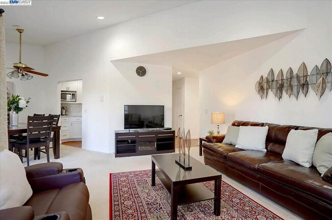 Building Photo - $2,890- GORGEOUS 2 BEDROOM CONDO IN CENTRA...