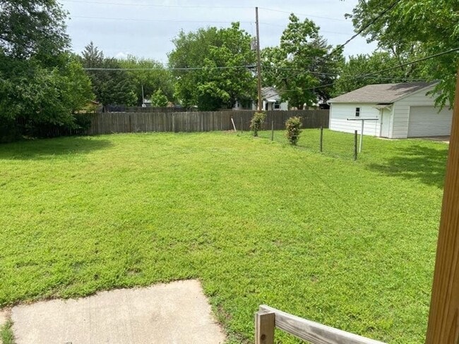 Building Photo - 2 Bedroom Bungalow Home