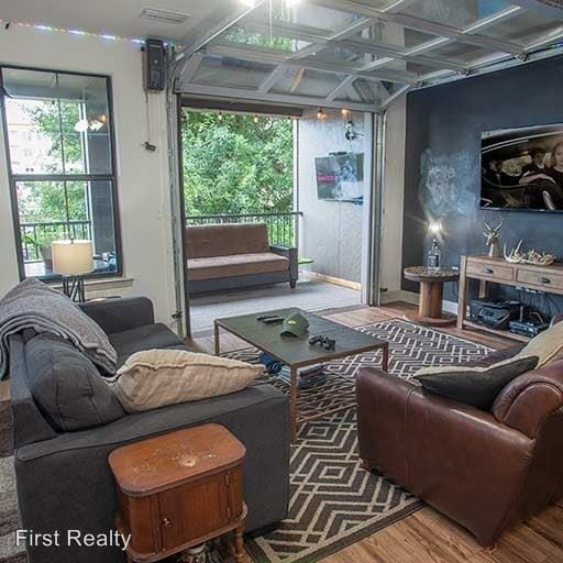 Building Photo - 1 br, 1 bath Room For Rent - 137 E. Glenn Ave