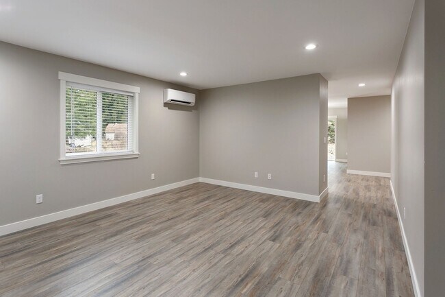 Building Photo - 3 Bed, 2 Bath Home in Maple Falls with 2 Car garage