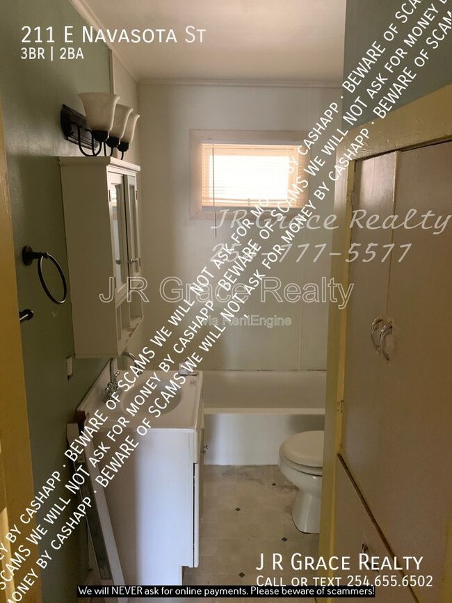 Building Photo - 211 E Navasota St