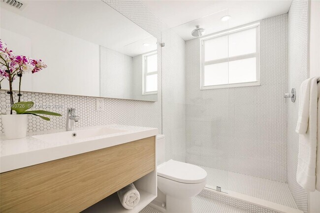 Building Photo - 9881 E Bay Harbor Dr